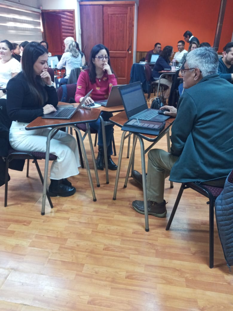 Participantes trabajando con computadores